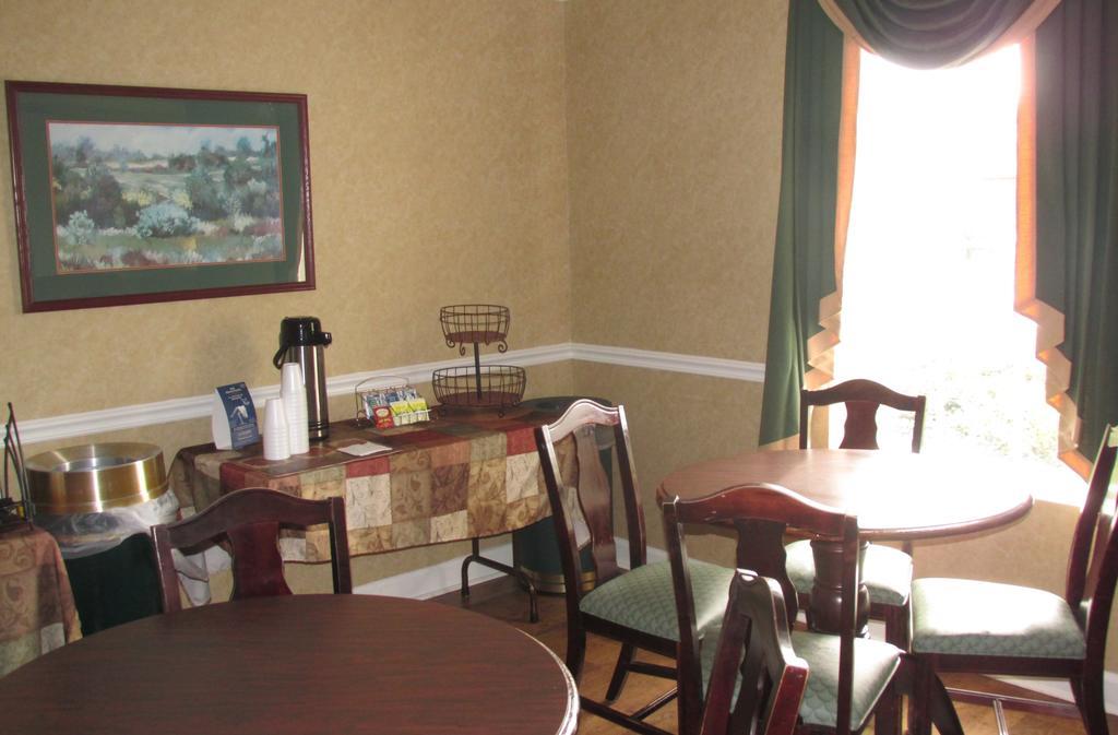 Baymont By Wyndham Lafayette Airport Hotel Bagian luar foto