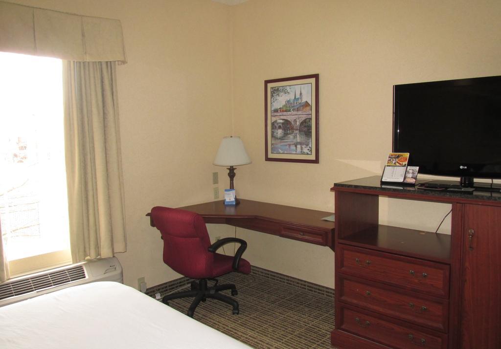 Baymont By Wyndham Lafayette Airport Hotel Bagian luar foto