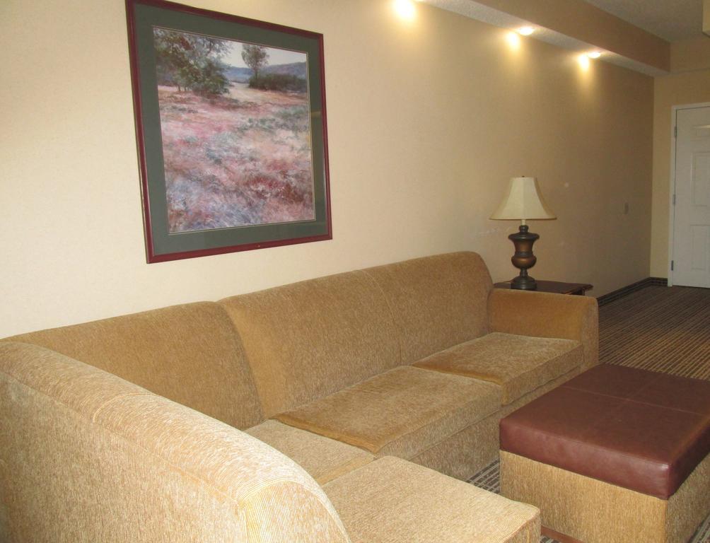 Baymont By Wyndham Lafayette Airport Hotel Bagian luar foto
