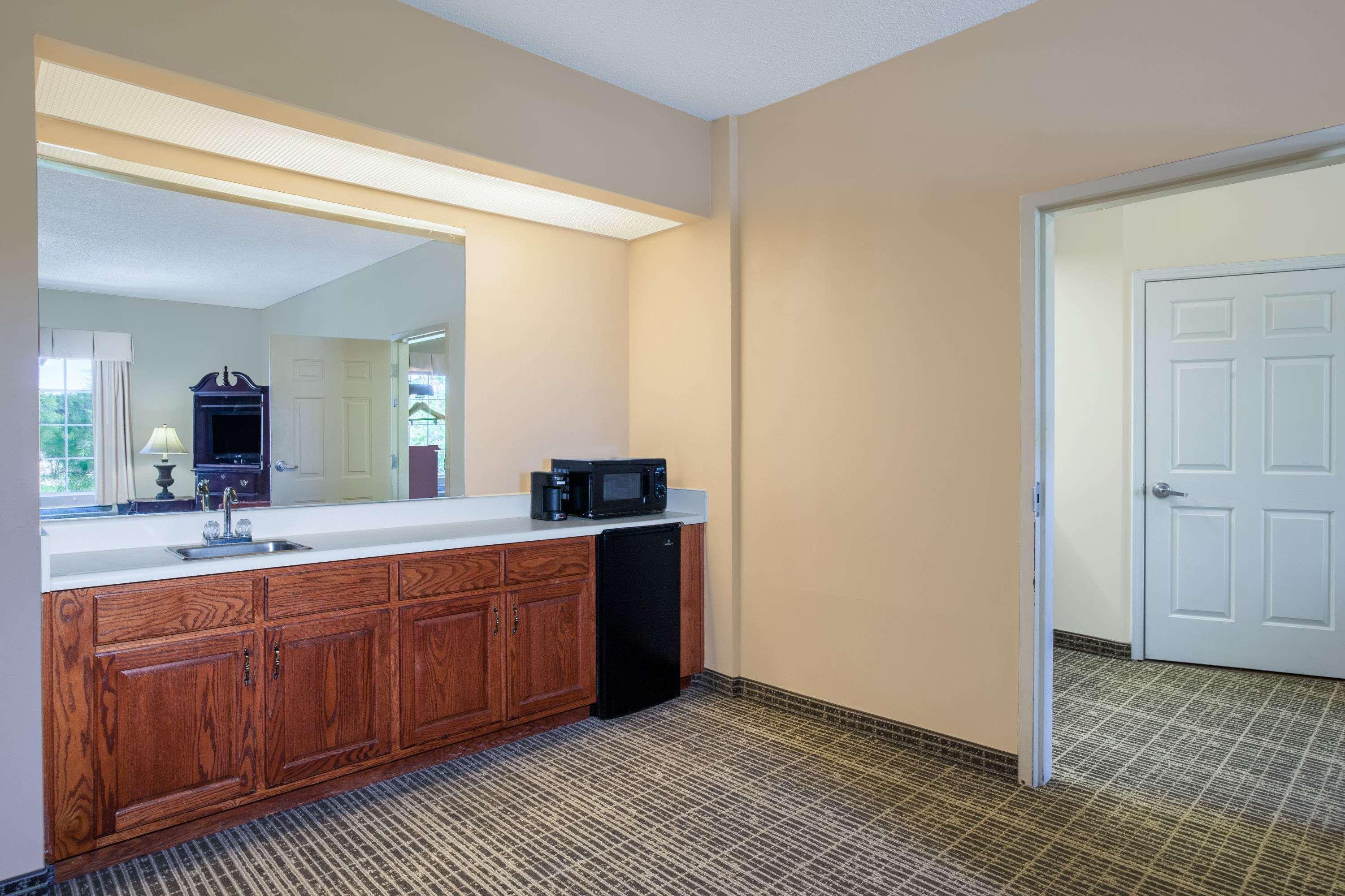 Baymont By Wyndham Lafayette Airport Hotel Bagian luar foto