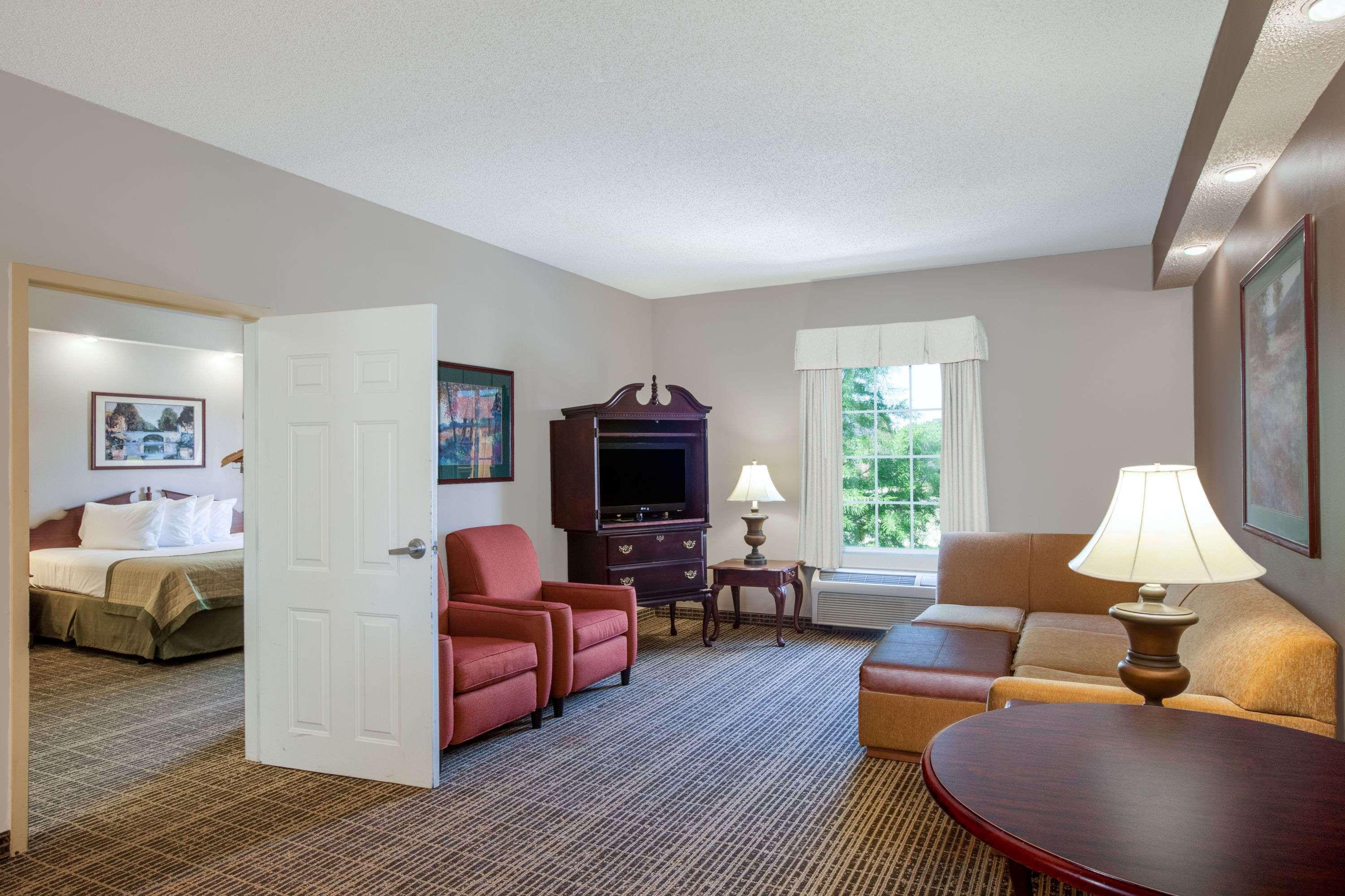 Baymont By Wyndham Lafayette Airport Hotel Bagian luar foto