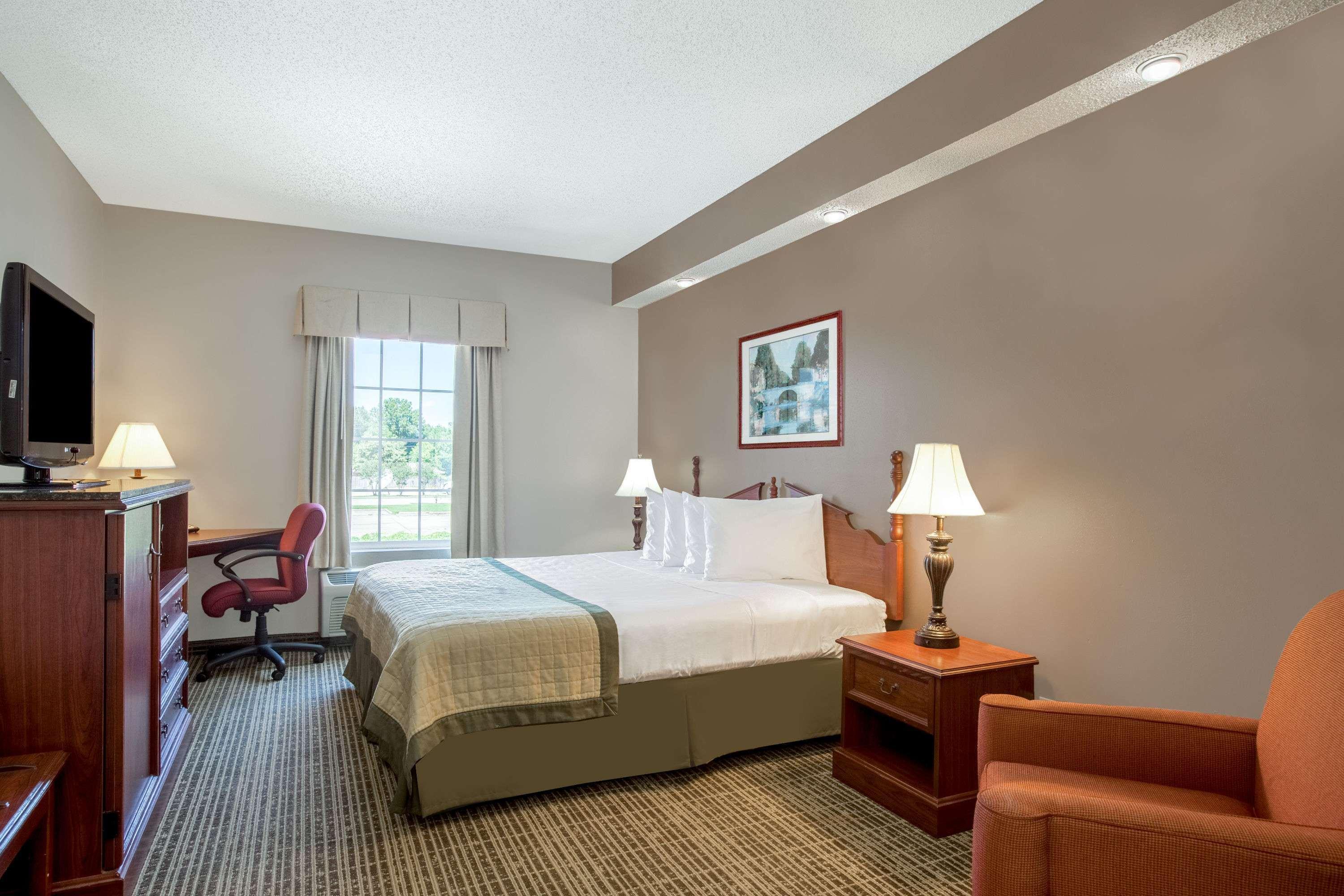 Baymont By Wyndham Lafayette Airport Hotel Bagian luar foto