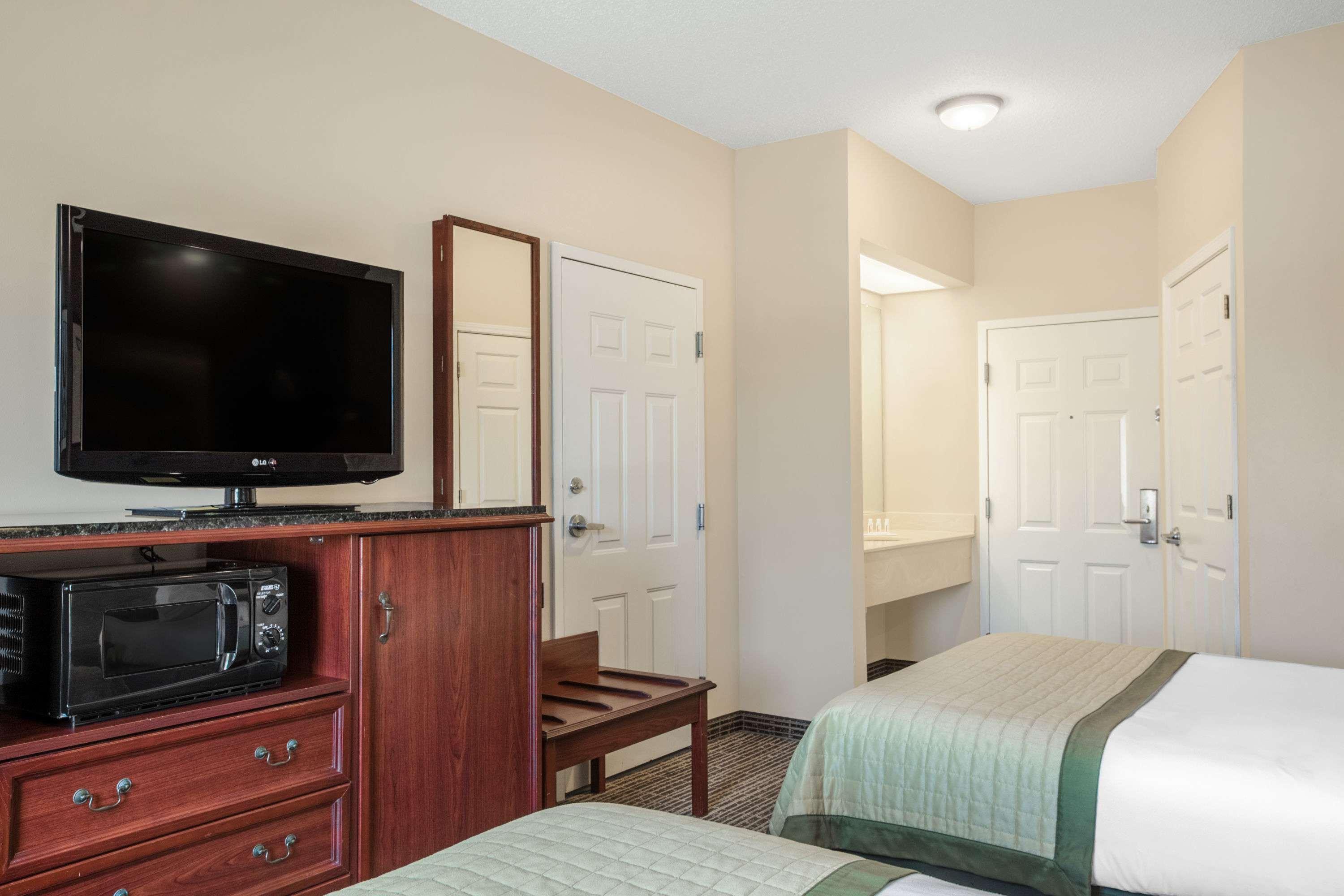 Baymont By Wyndham Lafayette Airport Hotel Bagian luar foto