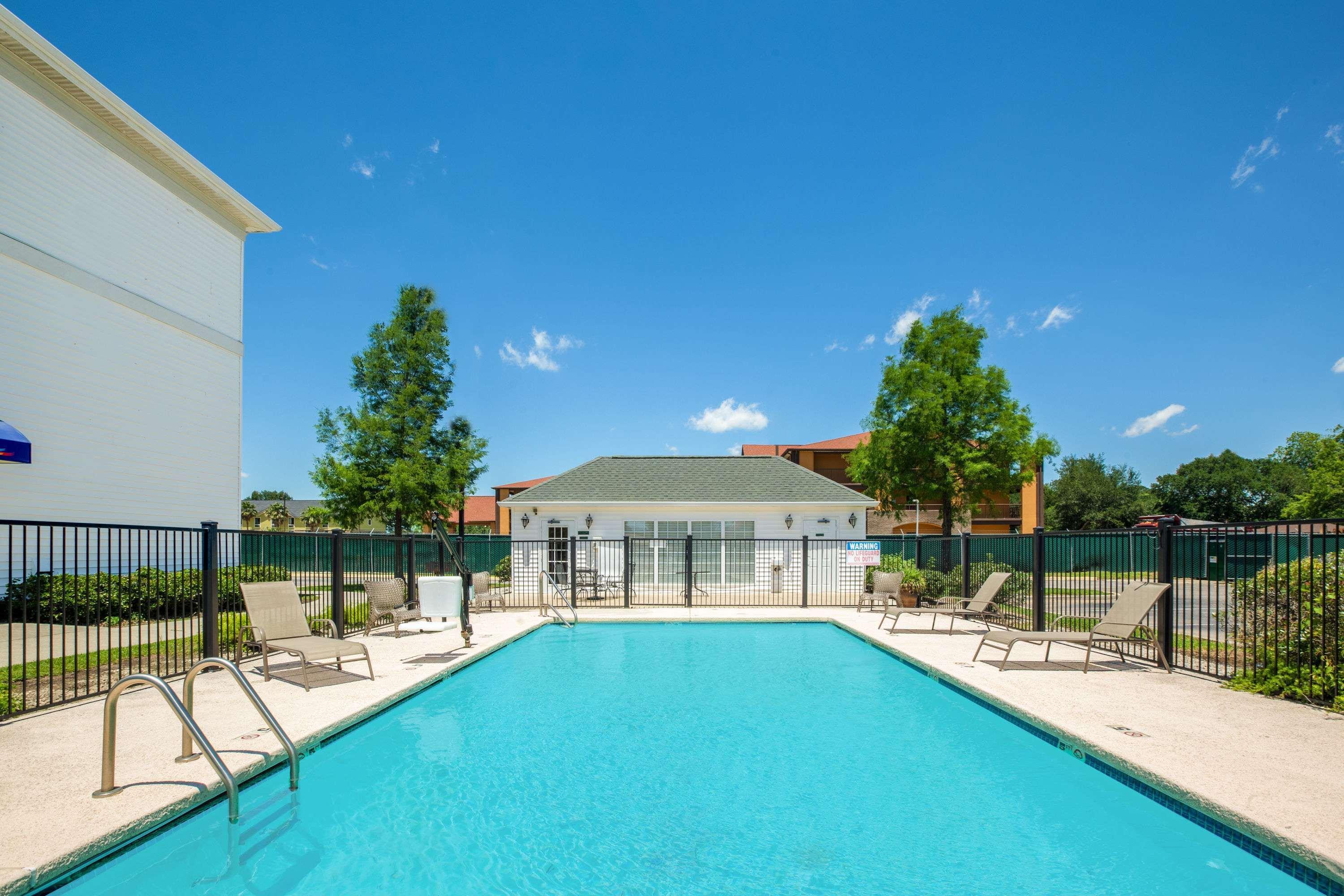 Baymont By Wyndham Lafayette Airport Hotel Bagian luar foto