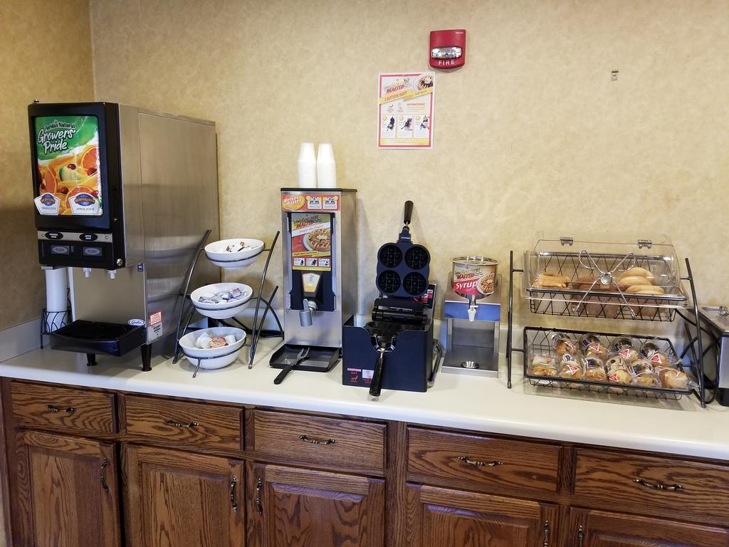 Baymont By Wyndham Lafayette Airport Hotel Bagian luar foto